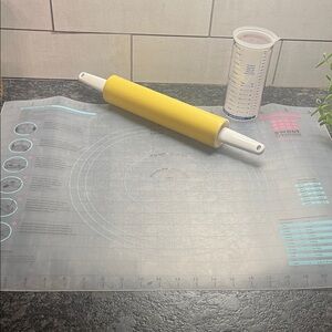 Vintage Yellow Rolling Pin, baking mat & Pampered Chef measuring cup wet/dry